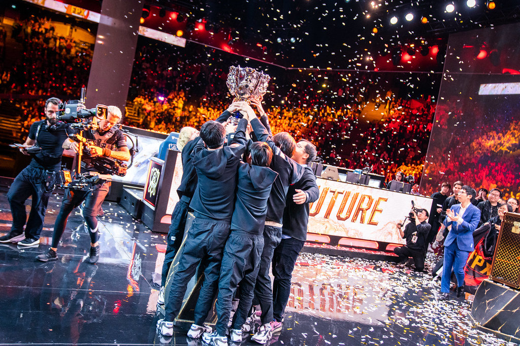 AR技术打造英雄联盟全球总决赛远古龙，虚拟与现实融合带来沉浸式观赛体验-米兰电竞